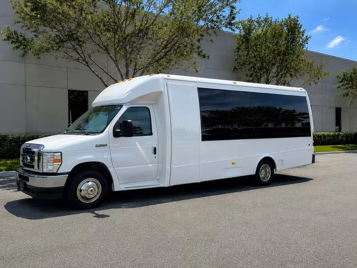 estero 15 passenger minibus rental